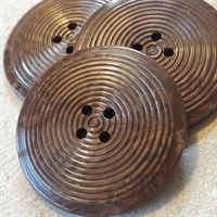 brune-runde-plastik-knapper-smalrille-dekoration-vintage-frakkeknkapper